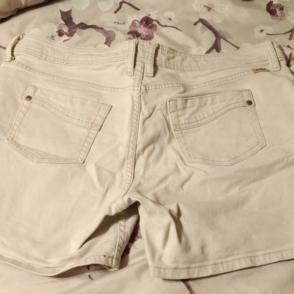 Levis shorts size 16 - Picture 3 of 3